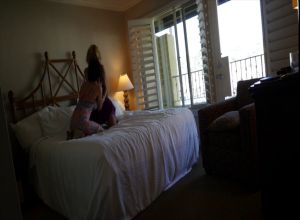 Сексуальные бисексуалки с приятелем в готеле